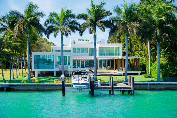 Naturskønt bådcruise af Miamis skyline og Biscayne Bay, der viser byens vartegn og palæer ved vandet, foto 10 | wizardtrip