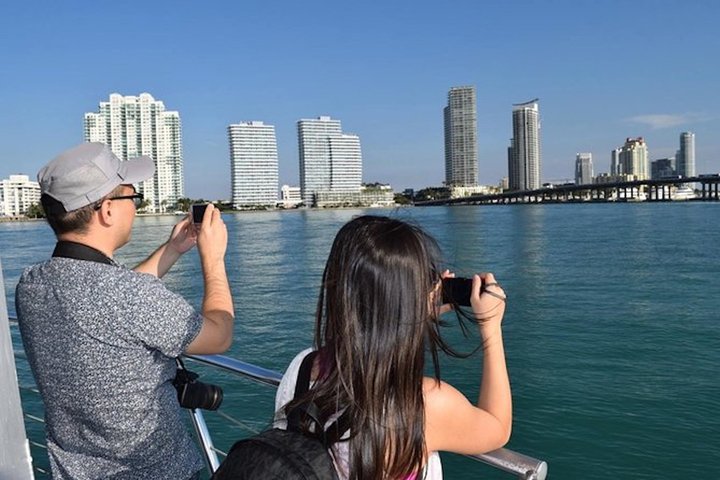 Naturskønt bådcruise af Miamis skyline og Biscayne Bay, der viser byens vartegn og palæer ved vandet, foto 11 | wizardtrip