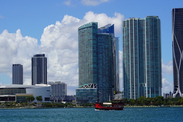 Naturskønt bådcruise af Miamis skyline og Biscayne Bay, der viser byens vartegn og palæer ved vandet, foto 12 | wizardtrip
