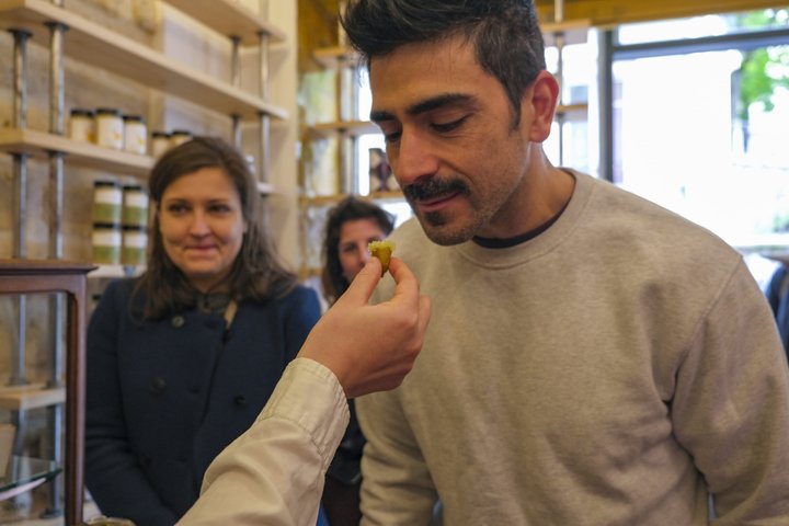 Montmartre food tour in Paris with wine and pastries, photo 6 | wizardtrip