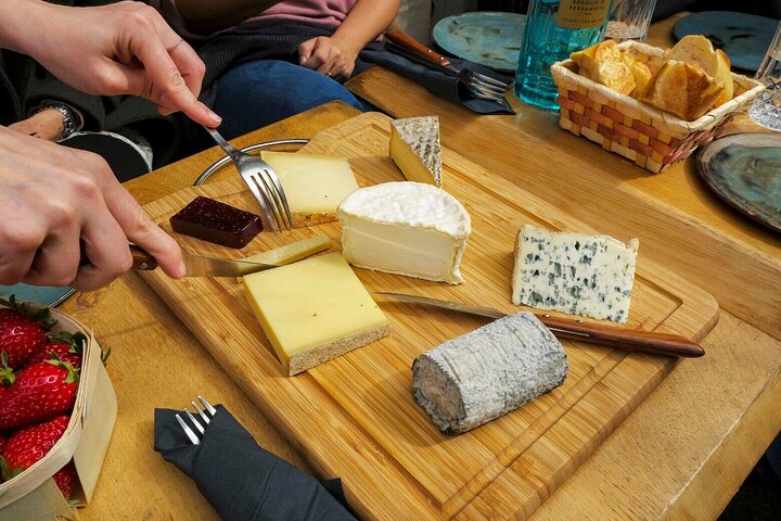 Montmartre food tour in Paris with wine and pastries, photo 10 | wizardtrip