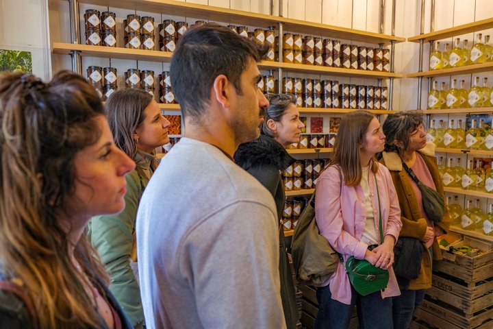 Montmartre food tour in Paris with wine and pastries, photo 14 | wizardtrip