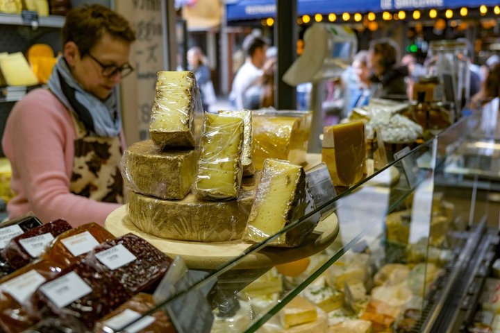 Montmartre food tour in Paris with wine and pastries, photo 17 | wizardtrip