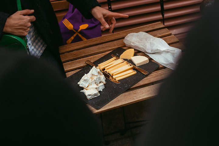 A delightful morning food tour in Paris featuring croissants, baguettes, cheese, and chocolate tasting, photo 8 | wizardtrip