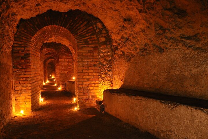 Explora la fascinante historia subterránea de Cagliari, incluyendo refugios de la Segunda Guerra Mundial y ruinas antiguas, foto 6 | wizardtrip