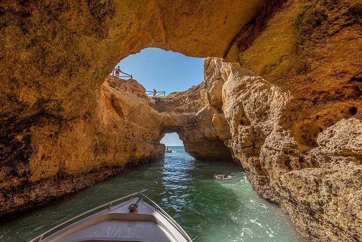 Tour in barca alla scoperta delle grotte marine di Benagil e della costa dell'Algarve vicino a Portimão, foto 14 | wizardtrip