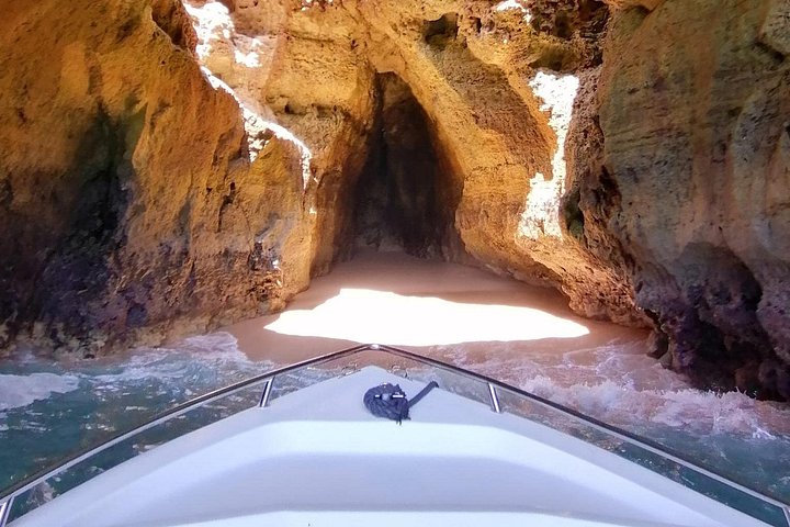 Tour in barca alla scoperta delle grotte marine di Benagil e della costa dell'Algarve vicino a Portimão, foto 18 | wizardtrip