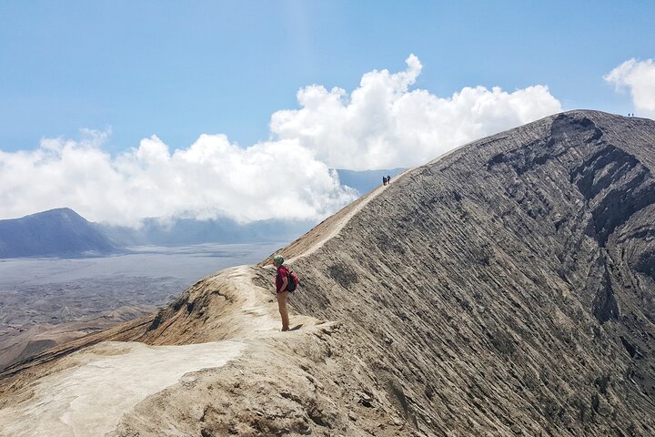Experimenta el impresionante amanecer y los paisajes volcánicos del Monte Bromo en una excursión de día completo desde Malang, Indonesia, foto 9 | wizardtrip