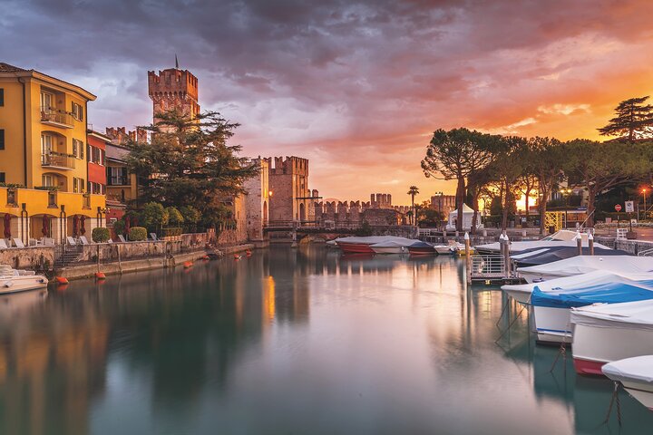 Malerische Bootsfahrt auf dem Gardasee, Italien, mit Blick auf die Isola del Garda und umliegende Sehenswürdigkeiten, Foto 6 | wizardtrip