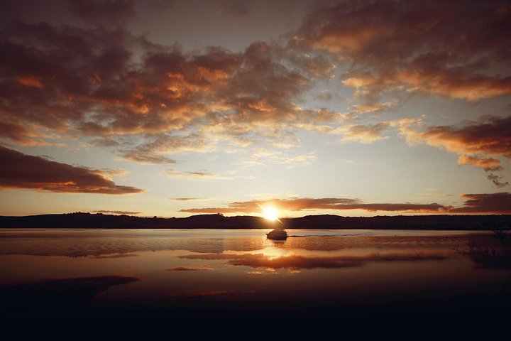 Scenic cruise op Lake Taupo, Nieuw-Zeeland, met Maori rotstekeningen en berguitzichten, foto 9 | wizardtrip
