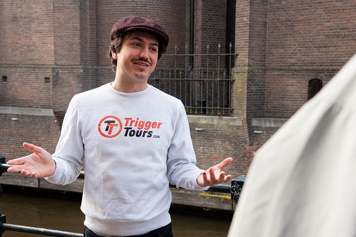 Explore Amsterdam's Red Light District and coffee shops on a guided walking tour, photo 6 | wizardtrip