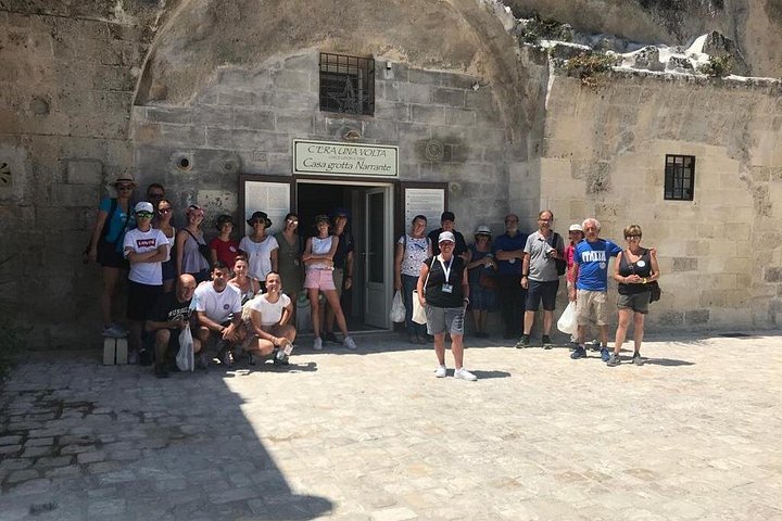 Privat guidad vandringstur som utforskar de antika Sassi-grottbostäderna och klippkyrkorna i Matera, Italien, foto 7 | wizardtrip