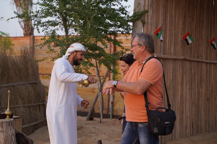 Experimente um emocionante safari no deserto em Dubai com dune bashing, passeios de camelo e jantar de churrasco no Al Khayma Camp, foto 8 | wizardtrip