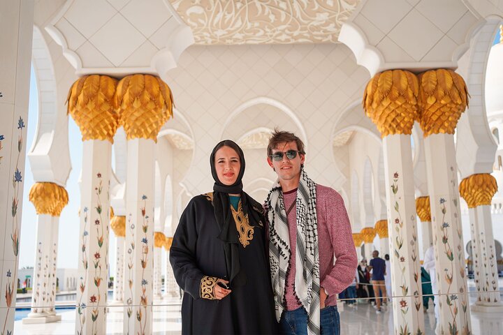 Guidet tur til Sheikh Zayed Grand Mosque i Abu Dhabi fra Dubai, der viser islamisk arkitektur og kunst, foto 7 | wizardtrip