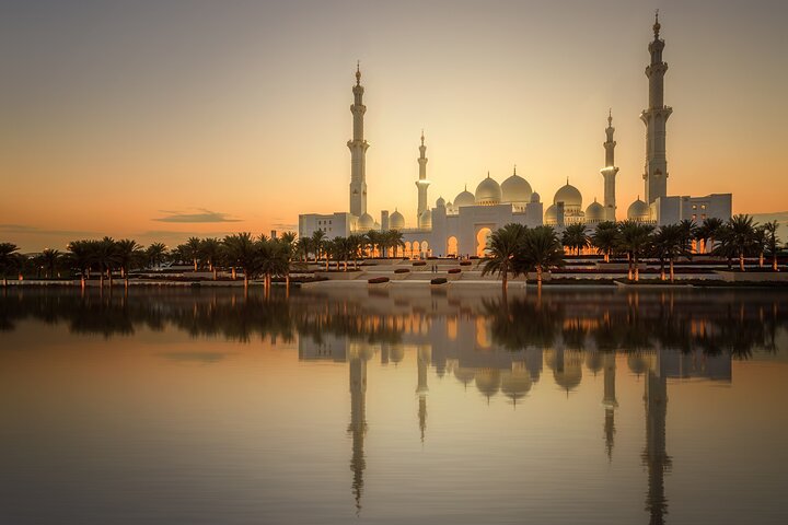 Guidet tur til Sheikh Zayed Grand Mosque i Abu Dhabi fra Dubai, der viser islamisk arkitektur og kunst, foto 10 | wizardtrip