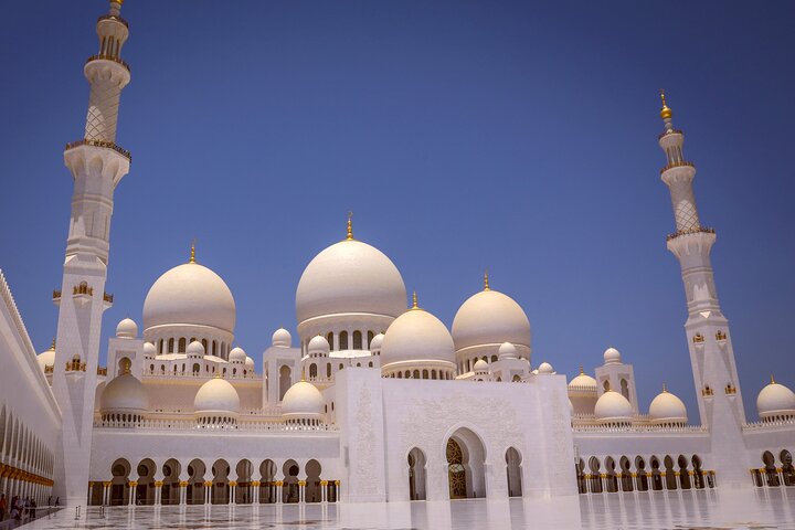 Guidet tur til Sheikh Zayed Grand Mosque i Abu Dhabi fra Dubai, der viser islamisk arkitektur og kunst, foto 16 | wizardtrip