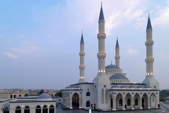 Explora la mezcla de lo antiguo y lo nuevo de Dubái, desde la Mezquita Azul hasta los zocos, en un tour guiado por la ciudad, foto 11 | wizardtrip