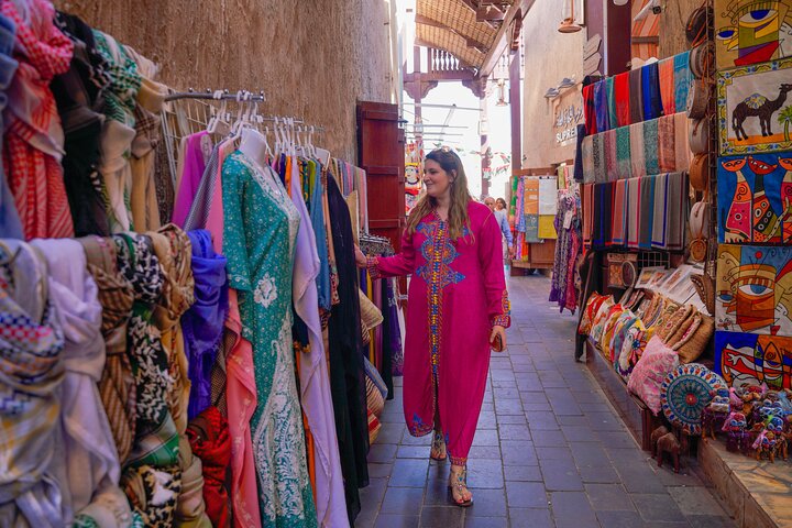 Explora la mezcla de lo antiguo y lo nuevo de Dubái, desde la Mezquita Azul hasta los zocos, en un tour guiado por la ciudad, foto 21 | wizardtrip