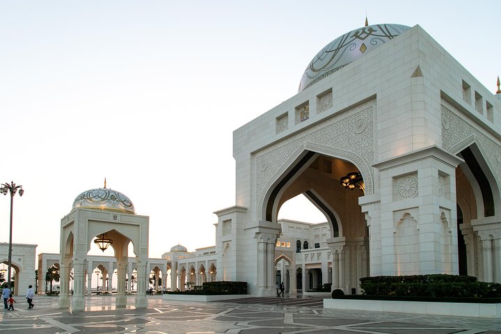 Tour di un'intera giornata da Dubai ad Abu Dhabi, visita alla Grande Moschea, Palazzo Reale e Etihad Towers, foto 8 | wizardtrip