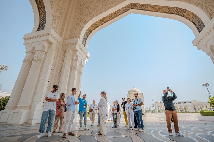 Tour di un'intera giornata da Dubai ad Abu Dhabi, visita alla Grande Moschea, Palazzo Reale e Etihad Towers, foto 9 | wizardtrip