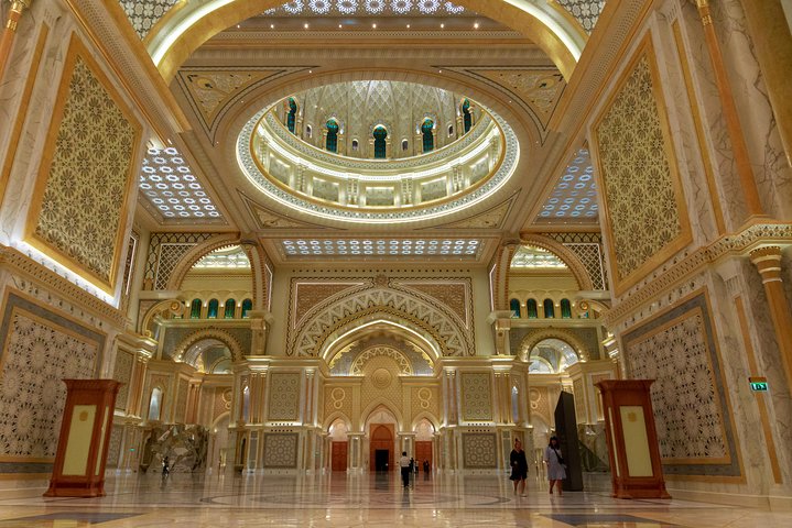 Tour di un'intera giornata da Dubai ad Abu Dhabi, visita alla Grande Moschea, Palazzo Reale e Etihad Towers, foto 11 | wizardtrip