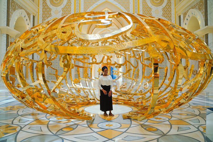 Tour di un'intera giornata da Dubai ad Abu Dhabi, visita alla Grande Moschea, Palazzo Reale e Etihad Towers, foto 12 | wizardtrip