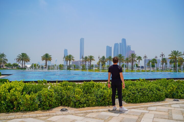 Tour di un'intera giornata da Dubai ad Abu Dhabi, visita alla Grande Moschea, Palazzo Reale e Etihad Towers, foto 14 | wizardtrip