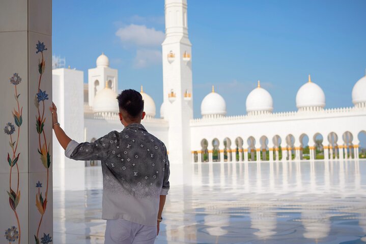 Tour di un'intera giornata da Dubai ad Abu Dhabi, visita alla Grande Moschea, Palazzo Reale e Etihad Towers, foto 15 | wizardtrip