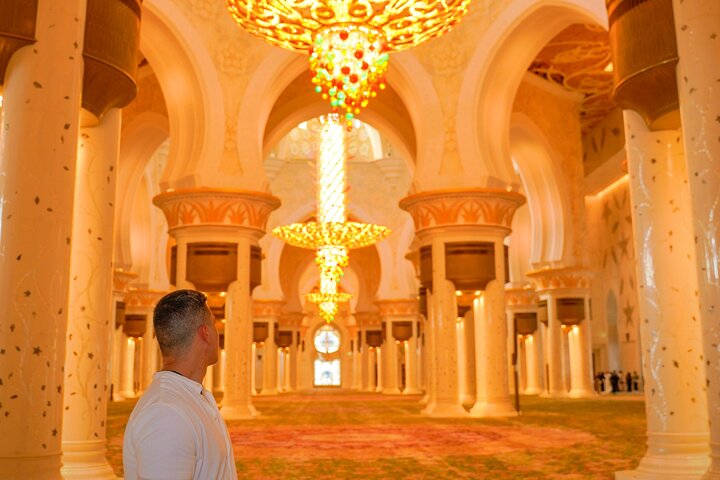 Tour di un'intera giornata da Dubai ad Abu Dhabi, visita alla Grande Moschea, Palazzo Reale e Etihad Towers, foto 18 | wizardtrip
