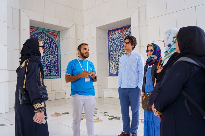 Tour di un'intera giornata da Dubai ad Abu Dhabi, visita alla Grande Moschea, Palazzo Reale e Etihad Towers, foto 19 | wizardtrip