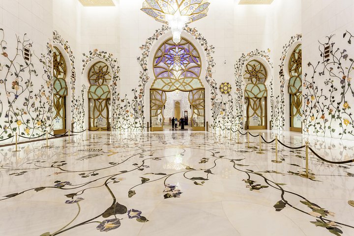 Tour di un'intera giornata da Dubai ad Abu Dhabi, visita alla Grande Moschea, Palazzo Reale e Etihad Towers, foto 20 | wizardtrip