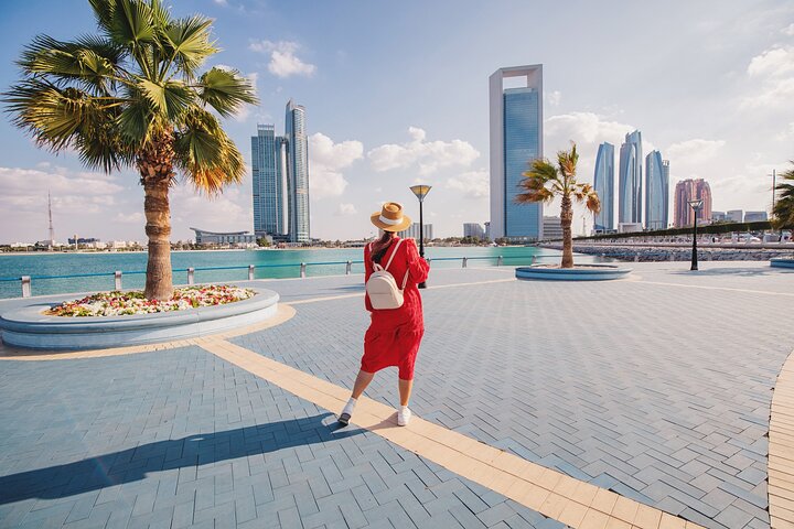 Tour di un'intera giornata da Dubai ad Abu Dhabi, visita alla Grande Moschea, Palazzo Reale e Etihad Towers, foto 27 | wizardtrip