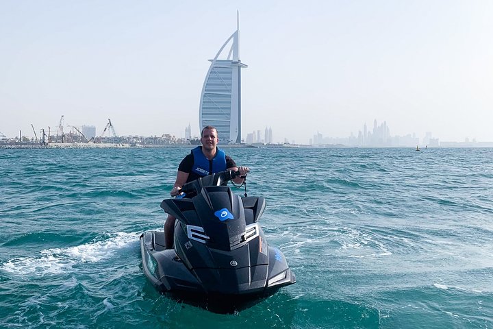 Aventura de jet ski em Dubai com vistas do skyline da cidade e do Burj Al Arab, foto 7 | wizardtrip