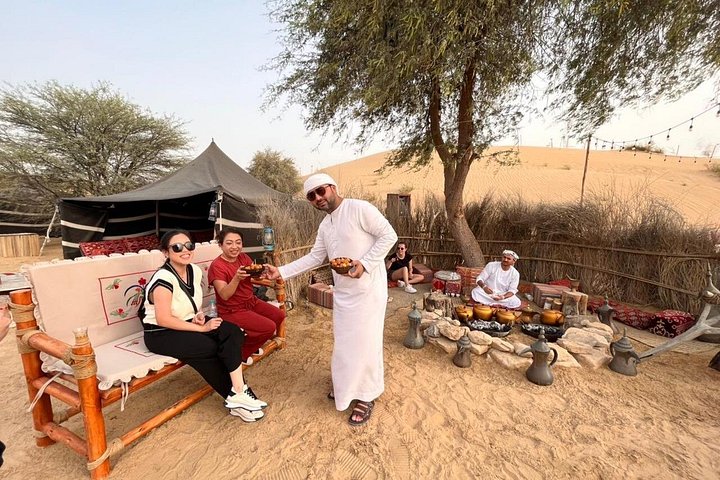 Avventura in quad nel deserto di Dubai con giri in cammello, cena BBQ e osservazione delle stelle, foto 17 | wizardtrip