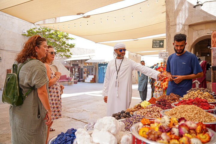 Guidet spasertur gjennom Dubais gamleby, souker og bukt med abra-tur, foto 24 | wizardtrip