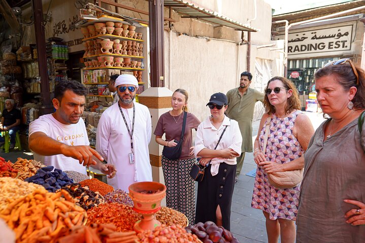 Guidet spasertur gjennom Dubais gamleby, souker og bukt med abra-tur, foto 26 | wizardtrip