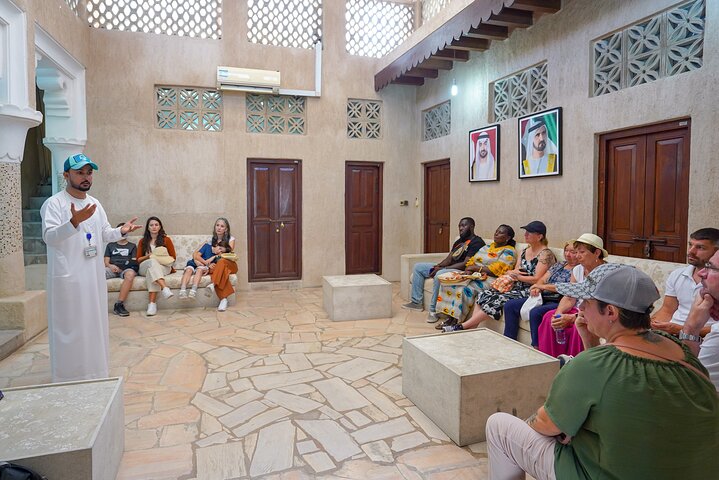 Guidet spasertur gjennom Dubais gamleby, souker og bukt med abra-tur, foto 27 | wizardtrip