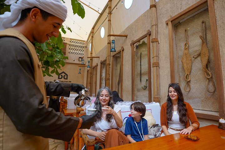 Guidet spasertur gjennom Dubais gamleby, souker og bukt med abra-tur, foto 28 | wizardtrip