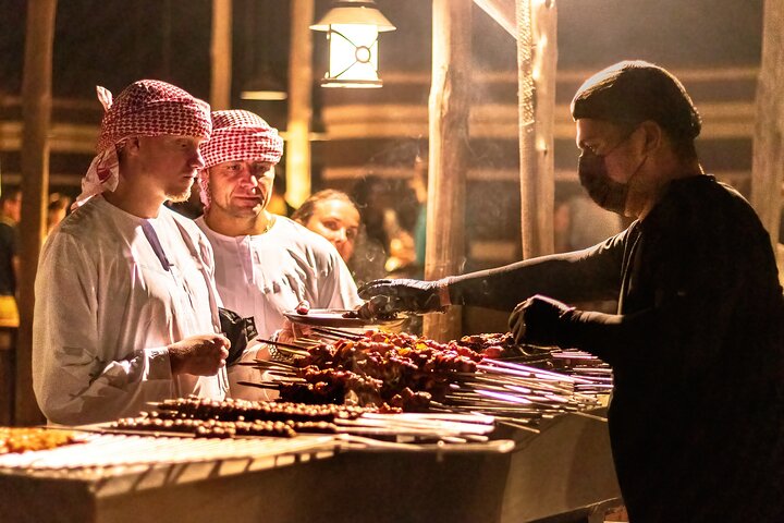 Ervaar een woestijnsafari in Abu Dhabi met dune bashing, kamelentochten, BBQ-diner en culturele shows, foto 13 | wizardtrip
