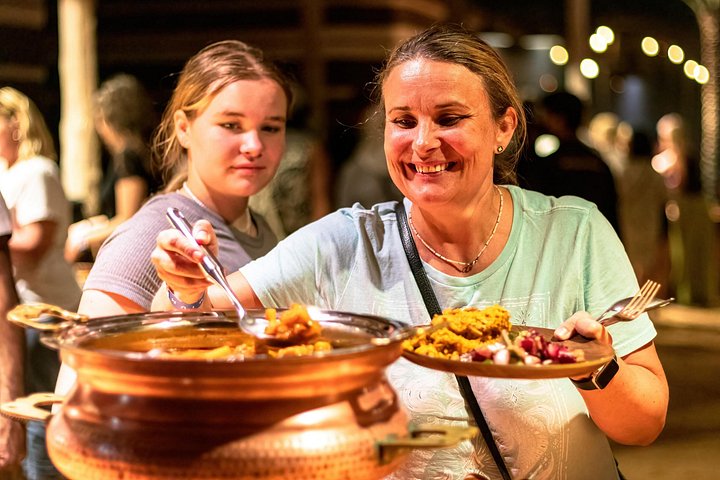 Ervaar een woestijnsafari in Abu Dhabi met dune bashing, kamelentochten, BBQ-diner en culturele shows, foto 15 | wizardtrip