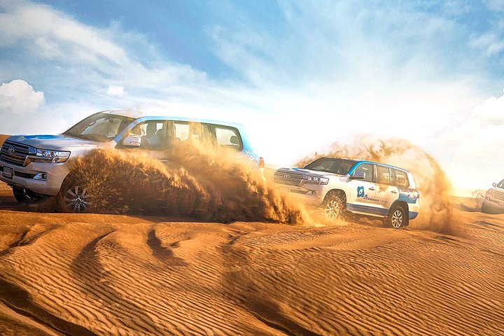 Safari Matinal dans le Désert d'Abou Dabi avec Chameaux et Sandboard | wizardtrip