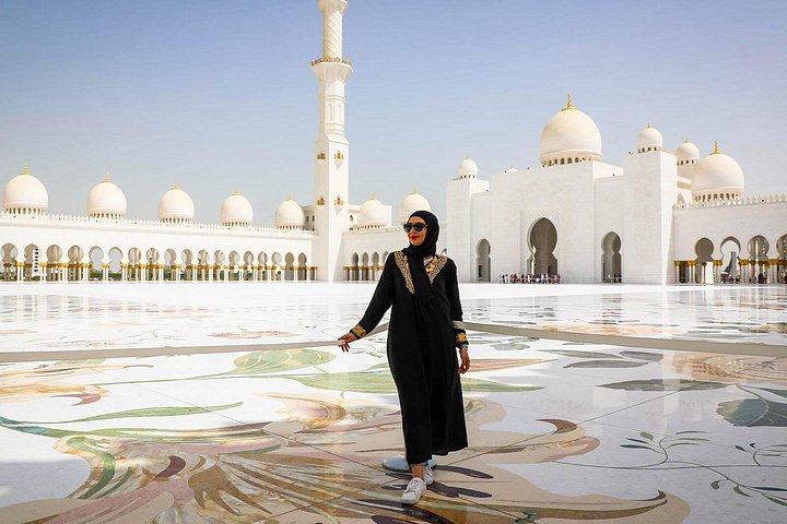 Explora la icónica Mezquita Sheikh Zayed, el Palacio Real y las Torres Etihad de Abu Dabi en un tour guiado por la ciudad, foto 6 | wizardtrip