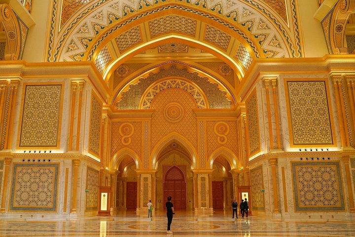 Explora la icónica Mezquita Sheikh Zayed, el Palacio Real y las Torres Etihad de Abu Dabi en un tour guiado por la ciudad, foto 11 | wizardtrip