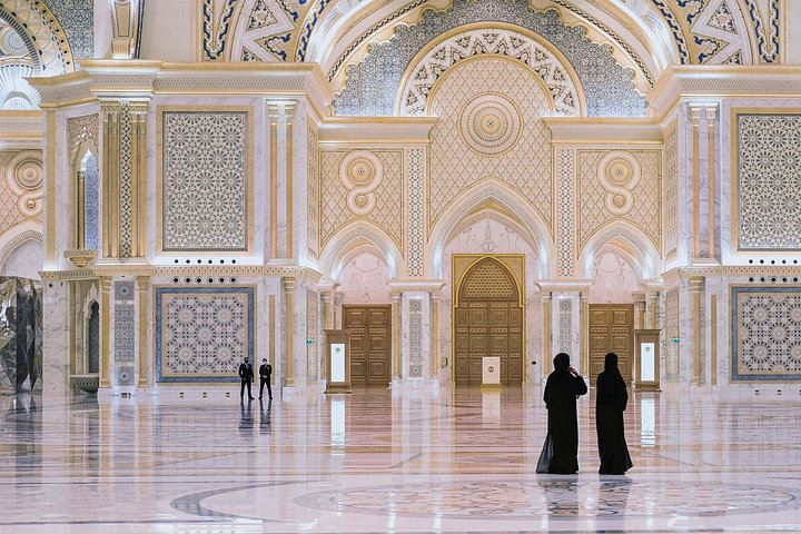 Explora la icónica Mezquita Sheikh Zayed, el Palacio Real y las Torres Etihad de Abu Dabi en un tour guiado por la ciudad, foto 12 | wizardtrip