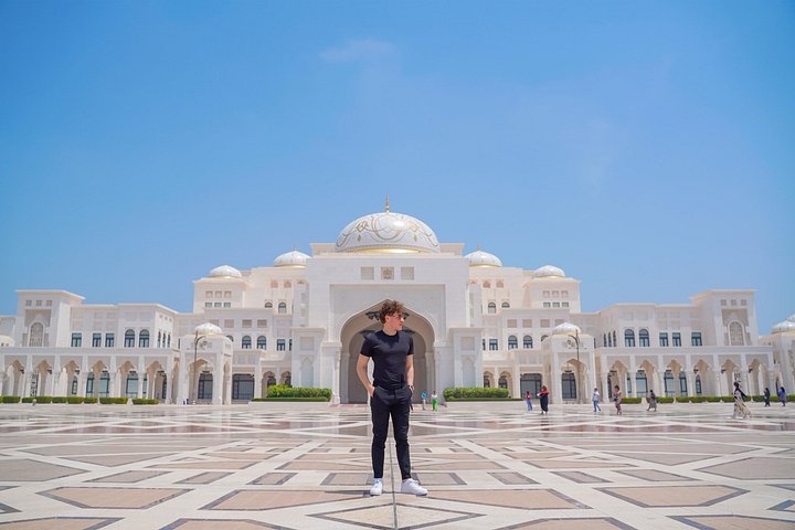 Explora la icónica Mezquita Sheikh Zayed, el Palacio Real y las Torres Etihad de Abu Dabi en un tour guiado por la ciudad, foto 14 | wizardtrip