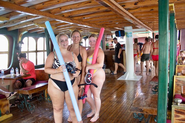 All-inclusive zwemcruise op Rhodos met Griekse BBQ, drankjes en stops bij prachtige baaien, foto 7 | wizardtrip