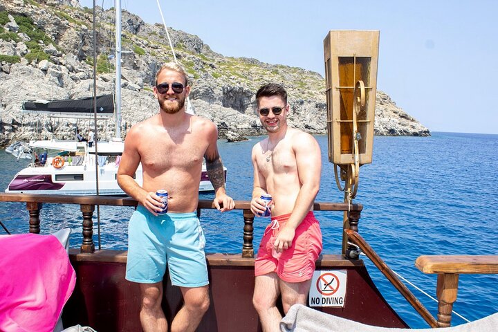 All-inclusive zwemcruise op Rhodos met Griekse BBQ, drankjes en stops bij prachtige baaien, foto 9 | wizardtrip