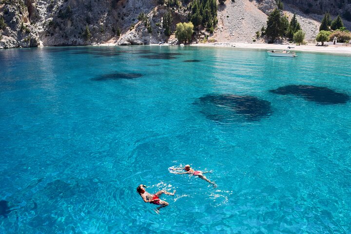 Hurtig bådtur fra Rhodos til Symi med badestop ved St. George's Bay, foto 13 | wizardtrip