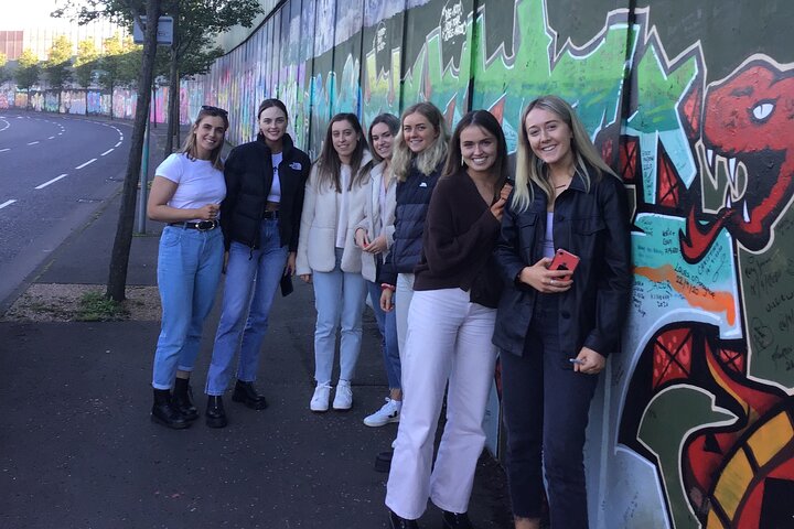 Svart taxiresa i Belfast med politiska muralmålningar och Fredsmuren, foto 6 | wizardtrip