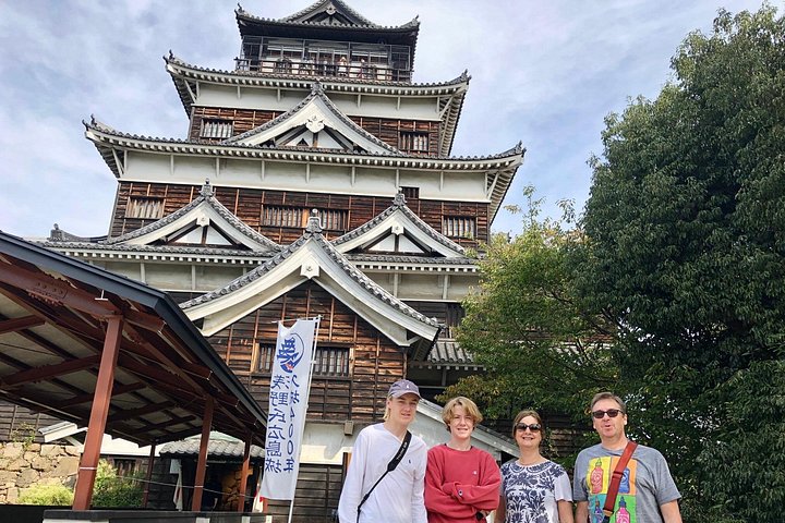 Privat guidad vandringstur till Hiroshimas historiska platser, inklusive Fredsmonumentmuseet och Hiroshimas slott, foto 12 | wizardtrip